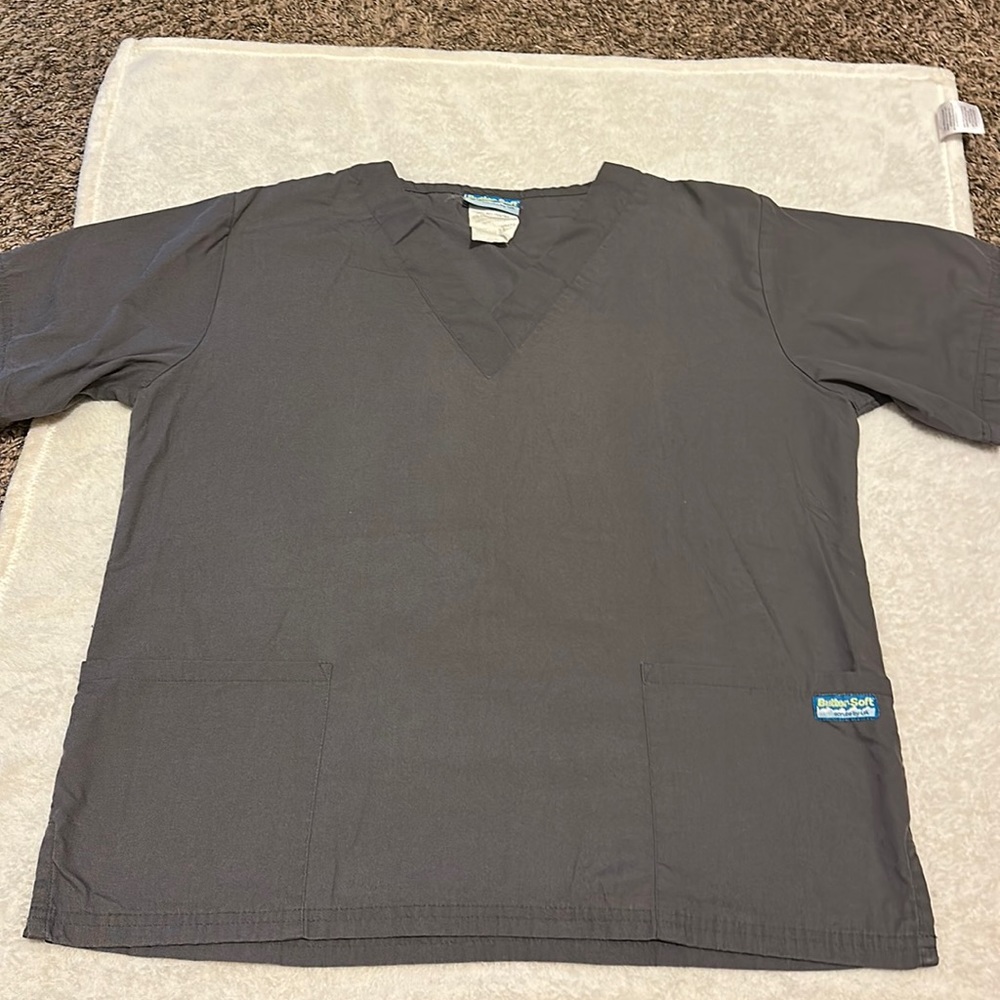 BUTTER SOFT BY UA GRAY VNECK SCRUB TOP MEDIUM